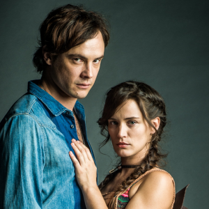 Sergio Guizé explica que relação com Bianca Bin é apenas profissional. Atriz elogia parceria em cena: 'Existem confiança e certeza do cuidado de um com o outro'