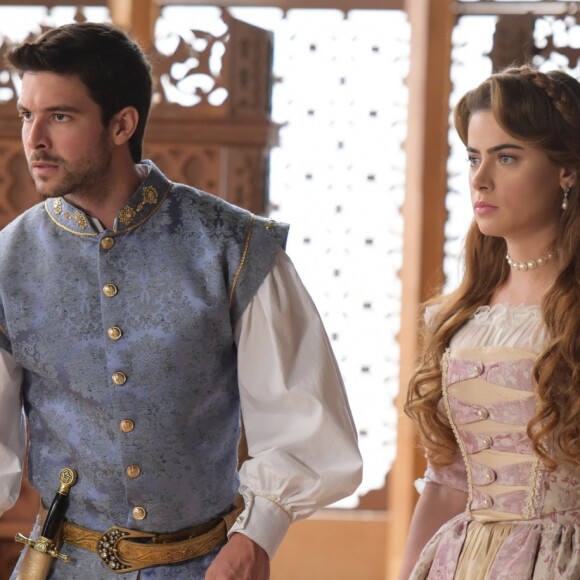 Enrico (Bernardo Velasco) diz à Pietra (Rayanne Morais) que seu testemunho desmascarou os traidores, no capítulo de sexta-feira, 17 de novembro de 2017, da novela 'Belaventura'