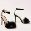 Nos pés, Aline Gotschalg apostou em sandálias de salto com plumas da marca Public Desire, vendidas por £ 30, cerca de R$ 130