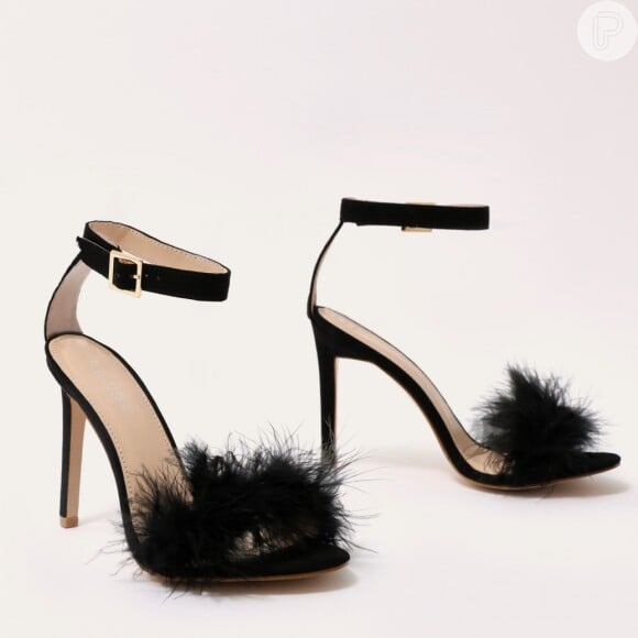 Nos pés, Aline Gotschalg apostou em sandálias de salto com plumas da marca Public Desire, vendidas por £ 30, cerca de R$ 130