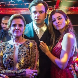 Enquanto Estela (Juliana Caldas) está presa no quarto de casa com Rosalinda (Vera Mancini), Sophia (Marieta Severo), Gael (Sergio Guizé) e Lívia (Grazi Massafera) curtem o casamento de Samuel (Eriberto Leão) e Suzy (Ellen Rocche), na novela 'O Outro Lado do Paraíso'