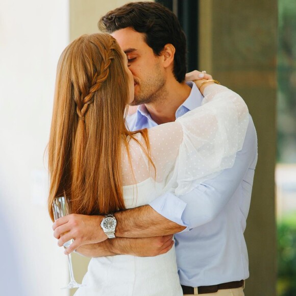 A atriz Marina Ruy Barbosa e o piloto Xandinho Negrão estão celebrando bodas de beijinho!