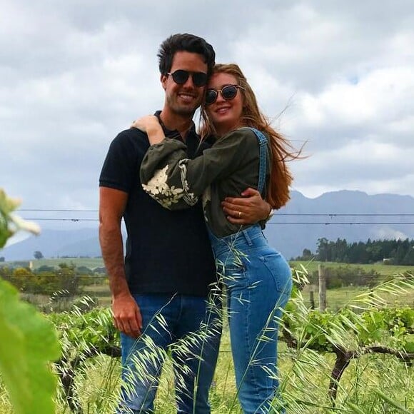 O primeiro beijo de Marina Ruy Barbosa e Xandinho Negrão foi embalado pela música 'Pássaros de Fogo', de Paula Fernandes