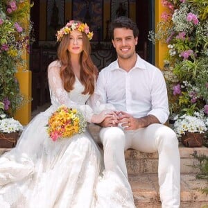 Uma semana antes da grande festa, Marina Ruy Barbosa e Xandinho Negrão celebraram a união religiosa em uma cerimônia íntima na capela da fazenda da família do piloto, em Goiás