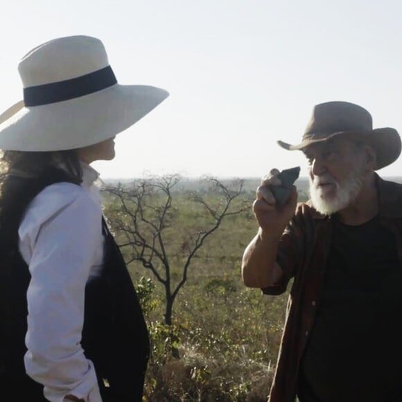 'Clara (Bianca Bin) foi embora. Gael (Sergio Guizé) e eu assumimos a guarda da criança. Agora cuidamos dos interesses do menino. As terras estão no nome do menino. E, como tutora legal, não tenho interesse em manter esse bar aqui. Menos ainda o senhor', diz Sophia (Marieta Severo) para Josafá (Lima Duarte) na novela 'O Outro Lado do Paraíso'