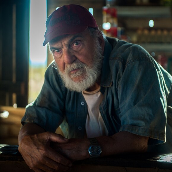 Josafá (Lima Duarte) ouve a voz de Mercedes (Fernanda Montenegro) e deixa suas terras, na novela 'O Outro Lado do Paraíso'