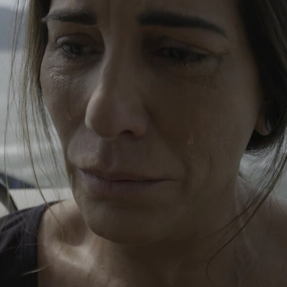 Aos pés do Cristo Redentor, Duda (Gloria Pires) sobe na mureta, pede perdão e fica prestes a se matar, na novela 'O Outro Lado do Paraíso'