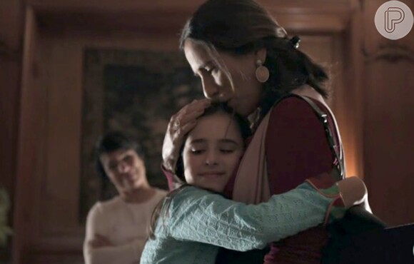 Duda (Gloria Pires) abraça a boneca que a lembra de Adriana (Lara Cariello), sua filha, na novela 'O Outro Lado do Paraíso'