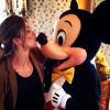 Grazi publicou uma foto beijando o Mickey na manhã desta terça-feira, 13 de maio de 2014