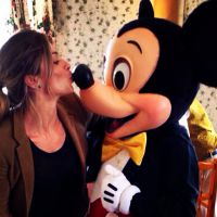 Grazi Massafera aparece com Mickey na Disneyland, em Paris: 'Me apaixonei'