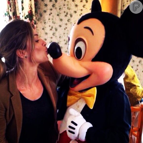 Grazi publicou uma foto beijando o Mickey na manhã desta terça-feira, 13 de maio de 2014