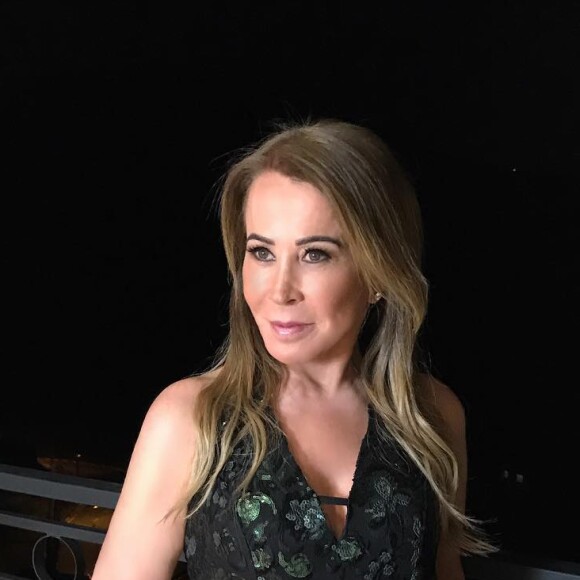 Zilu Camargo filmou a esteticista explicando o procedimento: 'Deixa a pele muito mais firme, muito mais bonita'