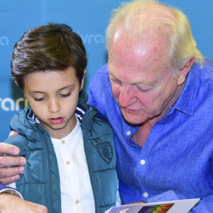 Eliana o noivo, Adriano Ricco, e mais famosos prestigiam noite de autógrafos do livro 'Biografia da Televisão Brasileira' de Flavio Ricco e José Armando Vanucci, no shopping Iguatemi, em São Paulo, na noite desta terça-feira, 7 de novembro de 2017