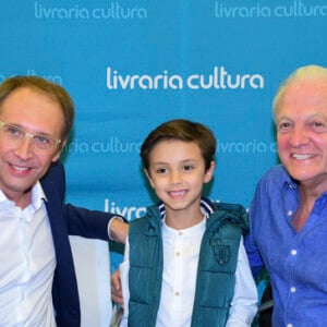 Eliana o noivo, Adriano Ricco, e mais famosos prestigiam noite de autógrafos do livro 'Biografia da Televisão Brasileira' de Flavio Ricco e José Armando Vanucci, no shopping Iguatemi, em São Paulo, na noite desta terça-feira, 7 de novembro de 2017