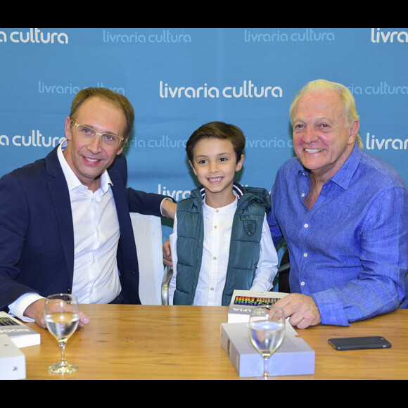 Eliana o noivo, Adriano Ricco, e mais famosos prestigiam noite de autógrafos do livro 'Biografia da Televisão Brasileira' de Flavio Ricco e José Armando Vanucci, no shopping Iguatemi, em São Paulo, na noite desta terça-feira, 7 de novembro de 2017