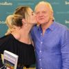 Eliana dá beijo no sogro, Flavio Ricco, em noite de autógrafos do livro 'Biografia da Televisão Brasileira' 