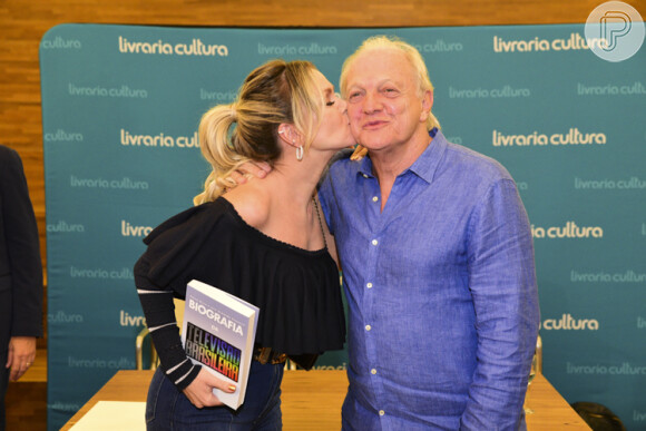 Eliana dá beijo no sogro, Flavio Ricco, em noite de autógrafos do livro 'Biografia da Televisão Brasileira' 
