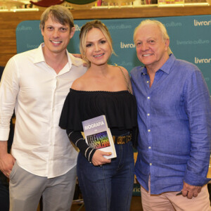 No evento, Adriano Ricco comentou sobre a experência da paternidade ao lado de Eliana: 'Não foi fácil nem para mim, nem para Eliana, o que aconteceu com a gente, mas, assim, valeu cada segundo'