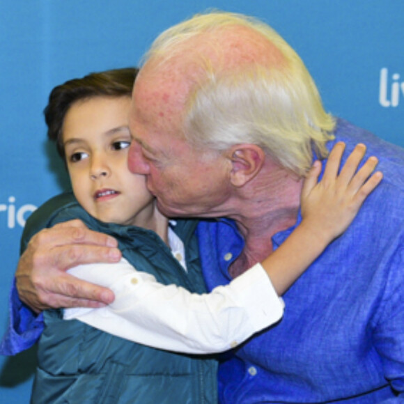 Filho de Eliana, Arthur, rouba a cena em lançamento do livro do jornalista Flávio Ricco, no shopping Iguatemi, em São Paulo, na noite desta terça-feira, 7 de novembro de 2017