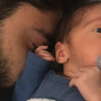 Aline Dias comemora primeira semana do filho, Bernardo: 'Papaizinho apaixonado'