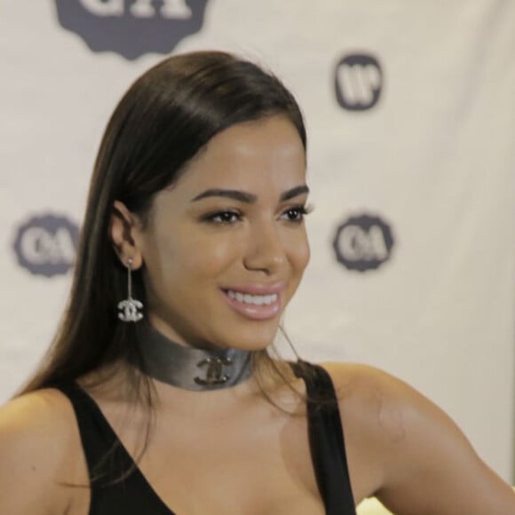 Anitta saiu da dieta e comeu guloseimas durante viagem aos Estados Unidos