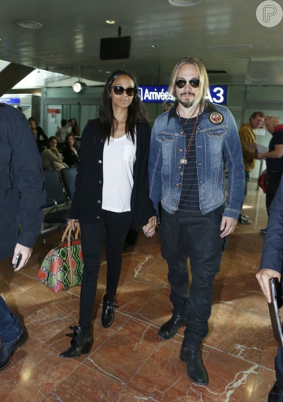 Zoe Saldana e o marido, Marco Perego, desembarcam no aeroporto de Nice, na França, para o Festival de Cannes 2014, em 13 de maio de 2014
