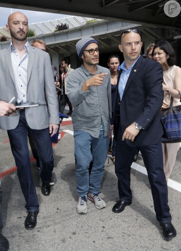 Gael Garcia Bernal desembarca no aeroporto de Nice, na França, para o Festival de Cannes 2014, em 13 de maio de 2014