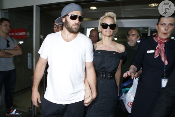 Pamela Anderson e o namorado, Rick Salomon, desembarcam no aeroporto de Nice, na França, para o Festival de Cannes 2014, em 13 de maio de 2014
