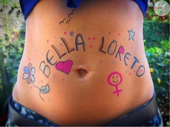 Em outro clique postado nas redes sociais, Debora mostrou sua barriga pintada com o nome da filha, Bella