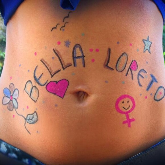 Em outro clique postado nas redes sociais, Debora mostrou sua barriga pintada com o nome da filha, Bella