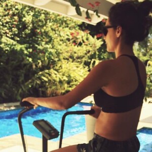 Debora Nascimento tem se mantido ativa na gravidez e mostrou uma foto praticando aerobike