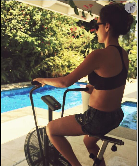 Debora Nascimento tem se mantido ativa na gravidez e mostrou uma foto praticando aerobike