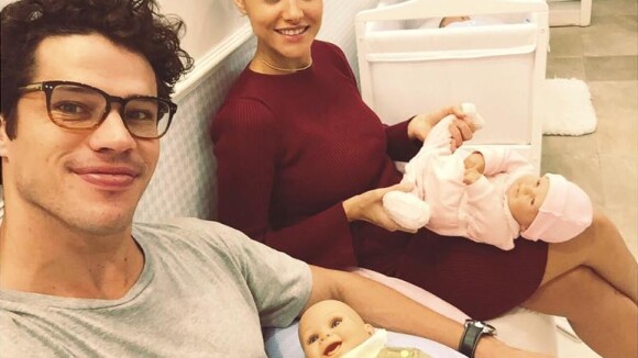 Débora Nascimento, grávida, e José Loreto aprendem primeiros socorros de bebês
