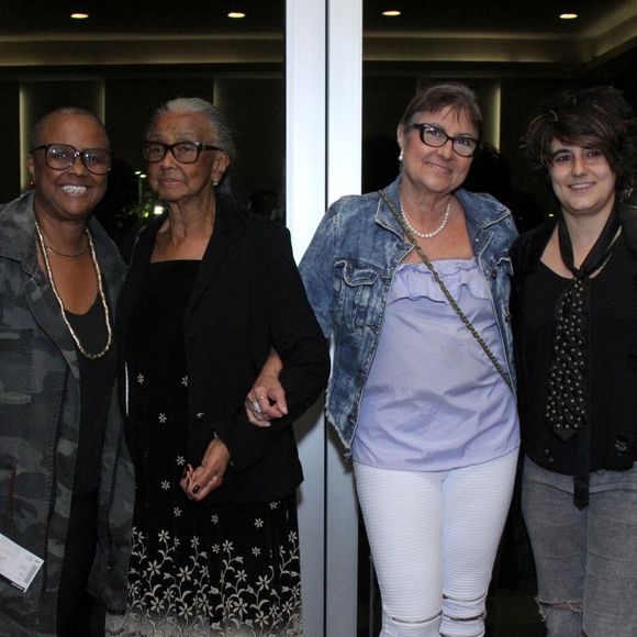 Sandra de Sá levou a namorada, Simone Floresta, a mãe, dona Jurema, e a sogra para o show de Roberto Carlos, na noite desta quarta-feira, 8 de novembro de 2017
