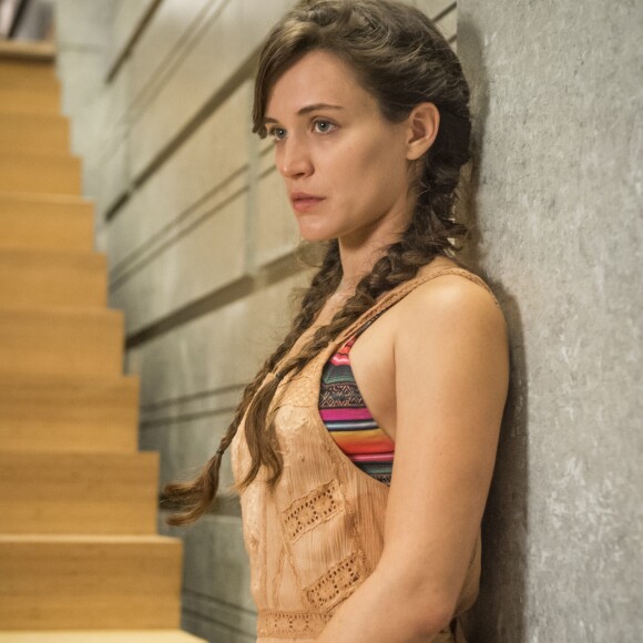 Após a morte de Beatriz (Nathalia Timberg), Clara (Bianca Bin) foge do manicômio e trabalha com doméstica na casa de Fabiana (Fernanda Rodrigues), na novela 'O Outro Lado do Paraíso'