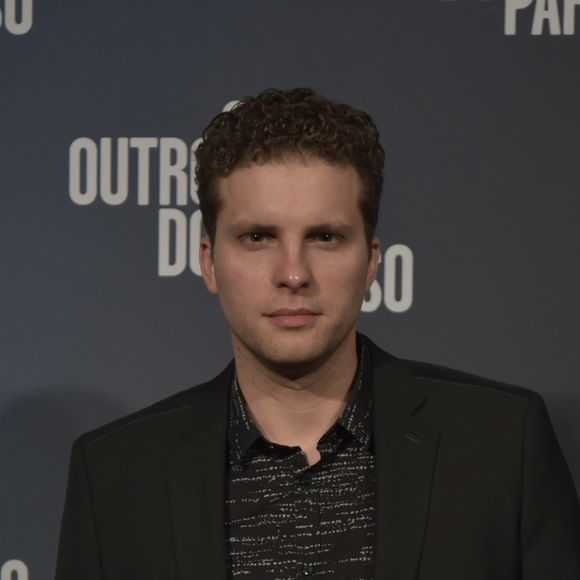 Patrick (Thiago Fragoso) ajuda Clara (Bianca Bin) a sair do manicômio, na novela 'O Outro Lado do Paraíso'