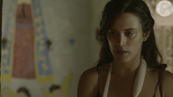 Clara (Bianca Bin) é alvo de frequentes surras do marido, Gael (Eriberto Leão), na novela 'O Outro Lado do Paraíso'