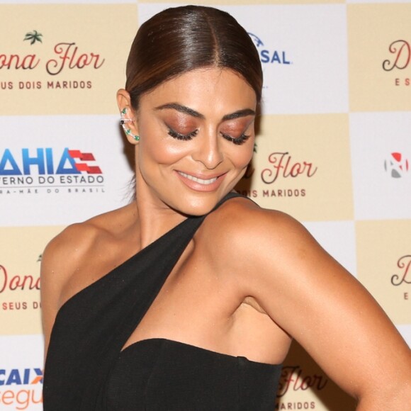 Juliana Paes usa vestido com superfenda lateral e deixa perna torneada à mostra