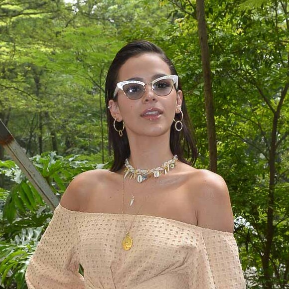 Bruna Marquezine usou um look ombro a ombro com fenda lateral da estilisa Paula Raia em parceria com a Riachuelo: 'Perfeito para mim que vou passar o ano-novo em Fernando de Noronha, na pousada Maria Bonita. Melhor pousada'