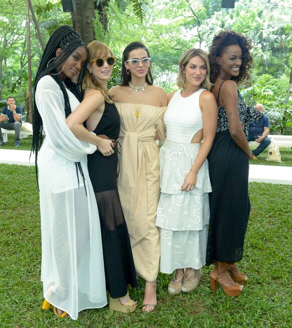 Bruna Marquezine posa para as fotos com a cantora Iza e as atrizes Mariana Ximenes, Giovanna Ewbank e Pathy deJesus
