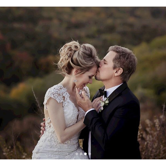 Edson Celulari e Karin Roepke compartilharam as mesmas fotos do casamento: 'Certos de que merecíamos mais essa alegria na nossa história'