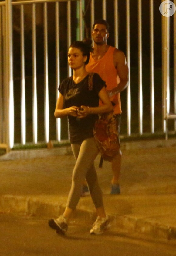 Isis Valverde foi fotografada novamente ao lado do ator e modelo Uriel Del Toro. Os dois foram vistos saindo de um prédio da Barra da Tijuca, Zona Oeste do Rio de Janeiro, na noite desta terça-feira, 13 de maio de 2014