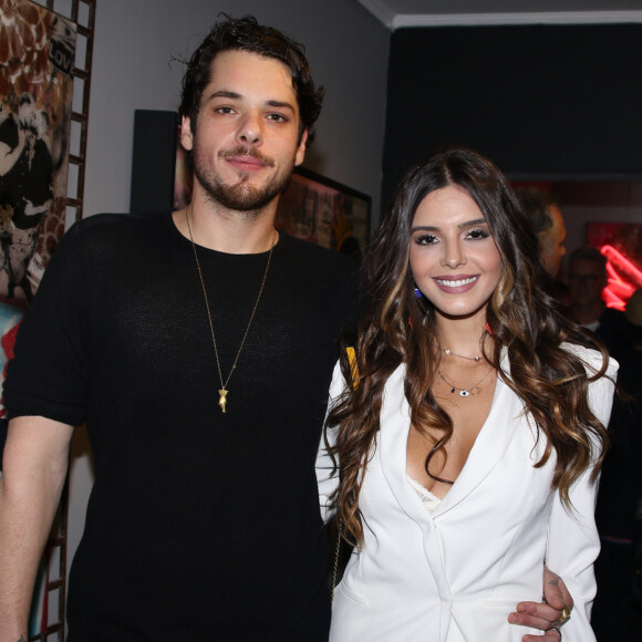 Giovanna Lancellotti prestigia exposição do namorado, Gian Luca Ewbank