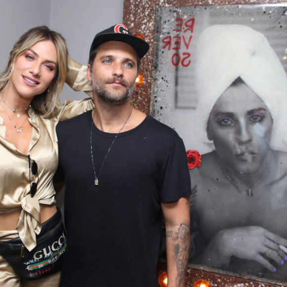 Bruno Gagliasso e Giovanna Ewbank prestigiam Gian Luca Ewbank na exposição 'Re.ver.so', no bairro Jardins, em São Paulo, nesta quinta-feira, 9 de novembro de 2017