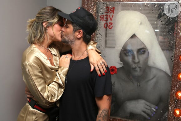 Giovanna Ewbank beija o marido, Bruno Gagliasso em exposição em São Paulo