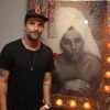 Bruno Gagliasso posa de transexual e foto vira quadro na exposição de arte 'Re.ver.so'