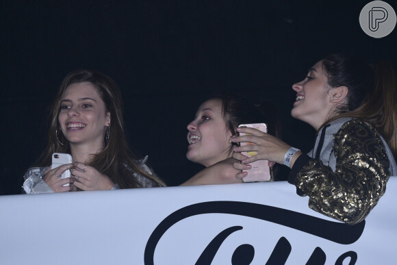 Larissa Manoela e amigas se divertiram em camarote de show do cantor Maluma