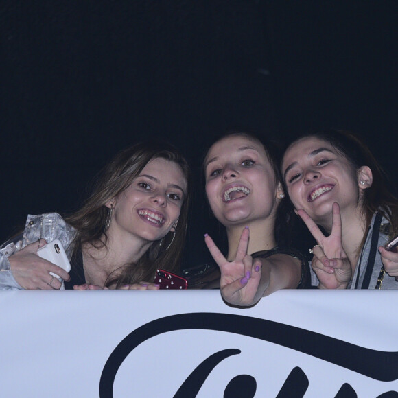 Larissa Manoela se divertiu com amigas em camarote de show do cantor Maluma