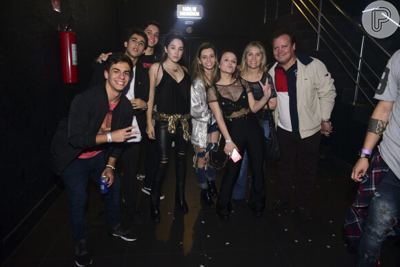 Larissa Manoela foi acompanhada dos pais e de amigos ao show de Maluma