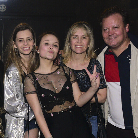 Larissa Manoela foi acompanhada dos pais e de amigos ao show de Maluma